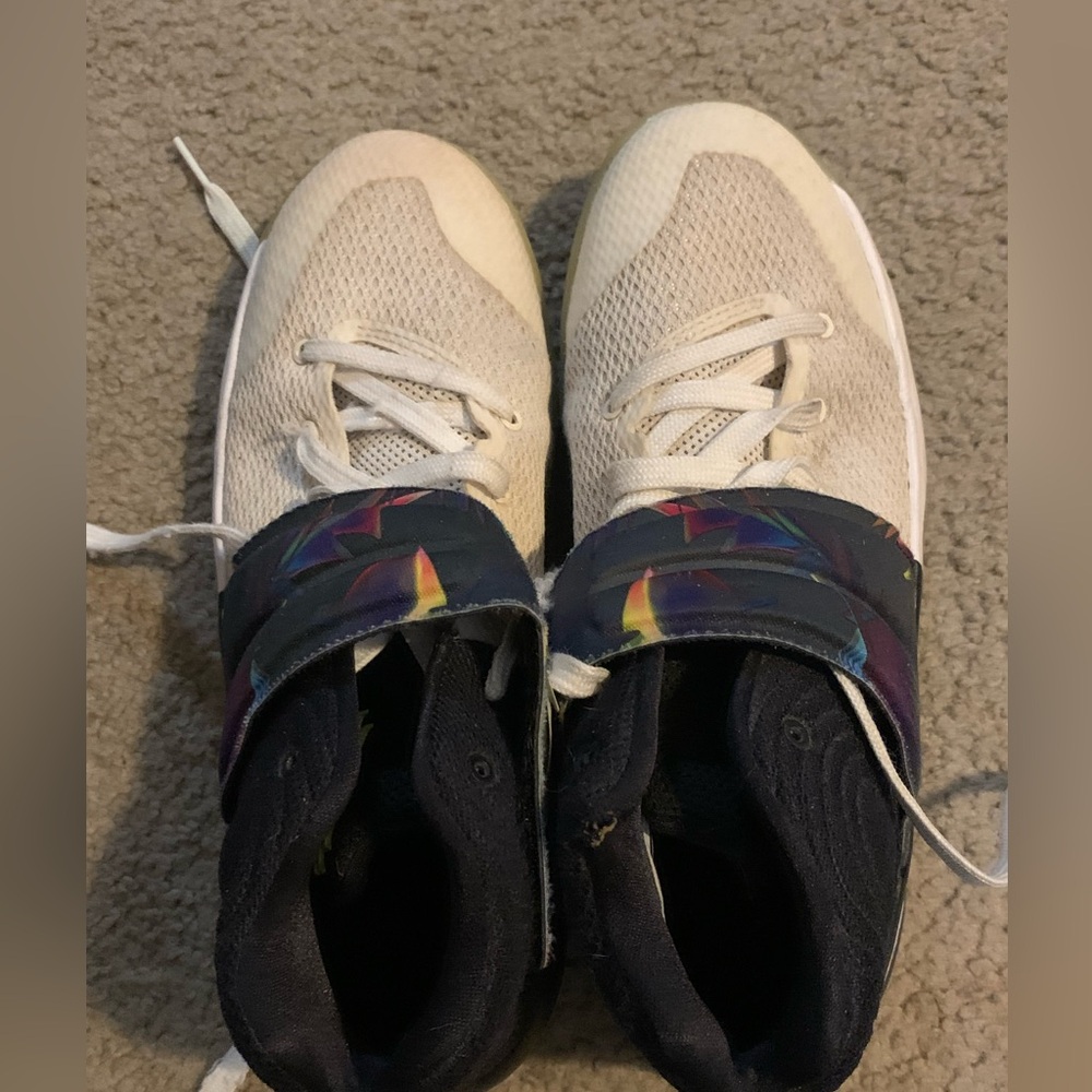 Nike Kyrie Irving Boys Youth sneakers. Size Y7